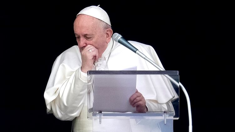 En el Ángelus, el papa Francisco también tosió llevandóse la mano a la boca (AP Photo/Andrew Medichini)