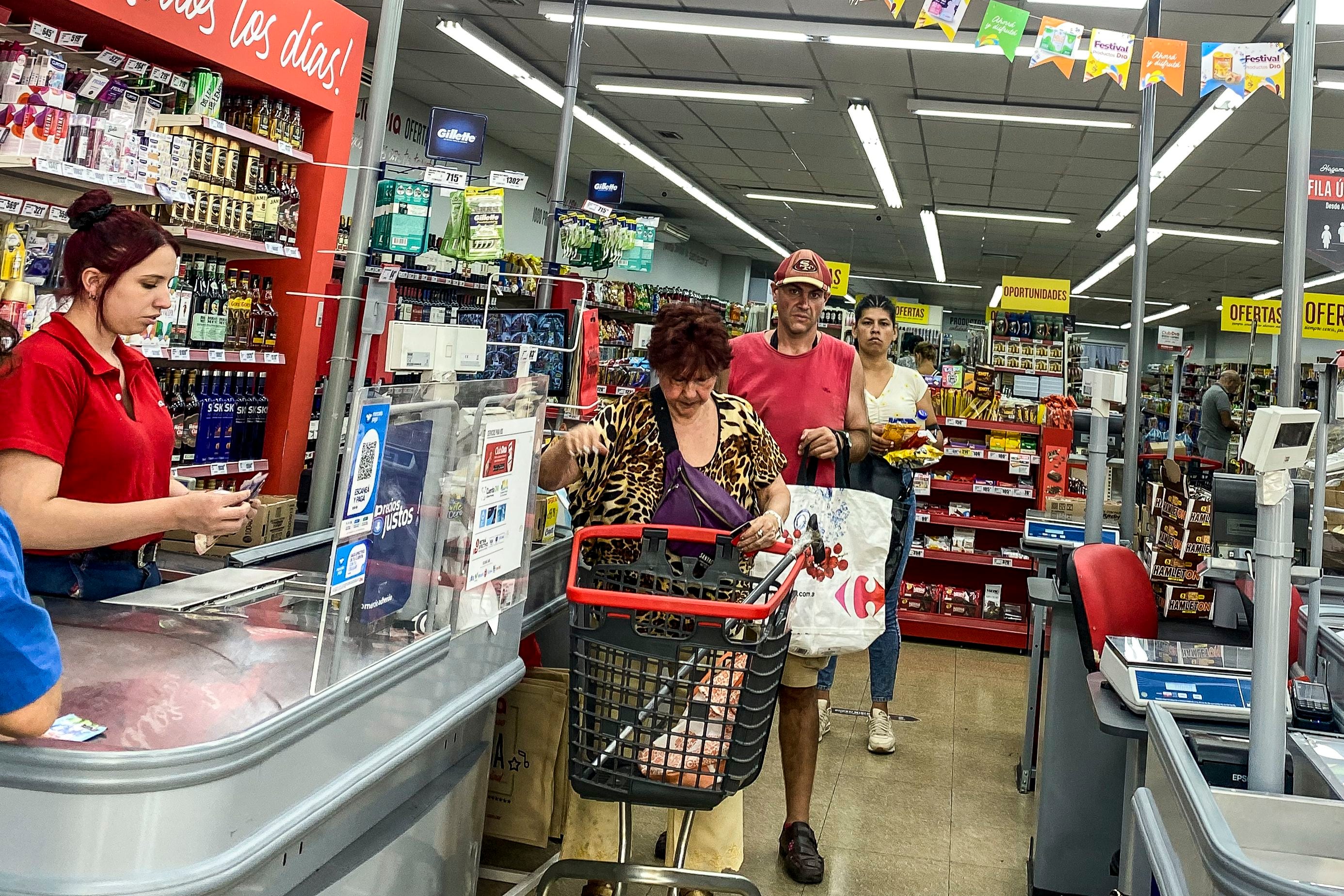 Clientes hacen fila para pagar sus compras en un supermercado de Buenos Aires (EFE/ Juan Ignacio Roncoroni)
