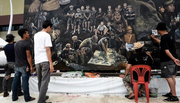 Artistas locales dedicaron un mural al exitoso rescate de los niÃ±os (AFP)