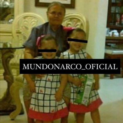 Esta sería una de las pocas imágenes de la madre del Chapo con sus nietas (Foto: Mundonarco_oficial)