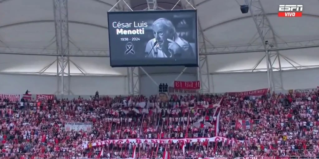 El homenaje a Menotti en el medio de la final de la Copa de la Liga: la conmovedora reacción de los hinchas de Estudiantes