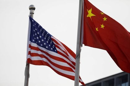 IMAGEN DE ARCHIVO. Las banderas de Estados Unidos y China ondean fuera de un edificio de una empresa estadounidense en Beijing, Enero 21, 2021 (REUTERS/Tingshu Wang)