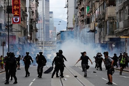 La policía prohibió las manifestaciones de este miércoles y disparó cañones de agua y gases lacrimógenos (Reuters)