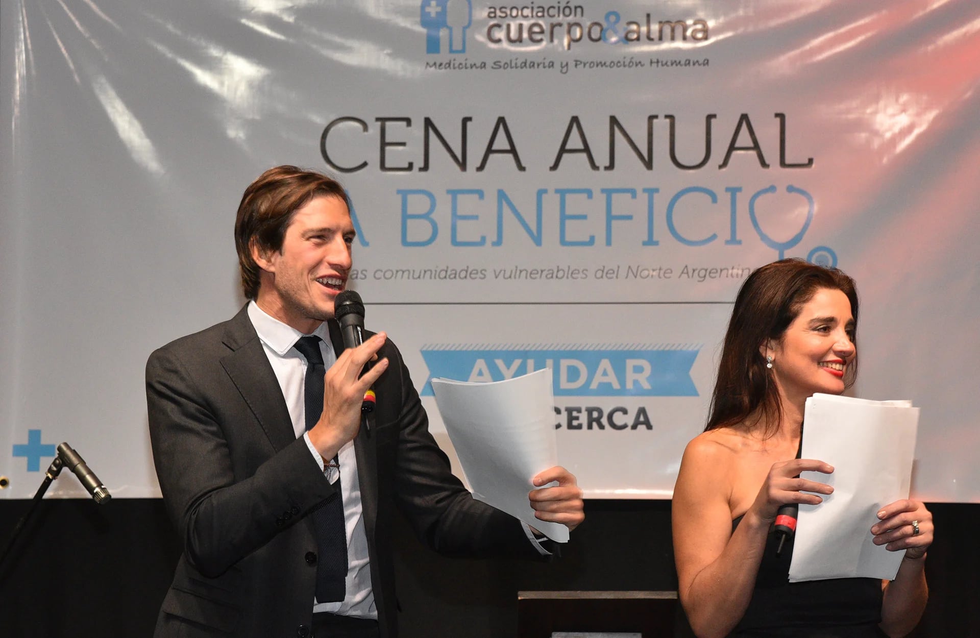 Iván de Pineda y Verónica Varano, la conductora del evento