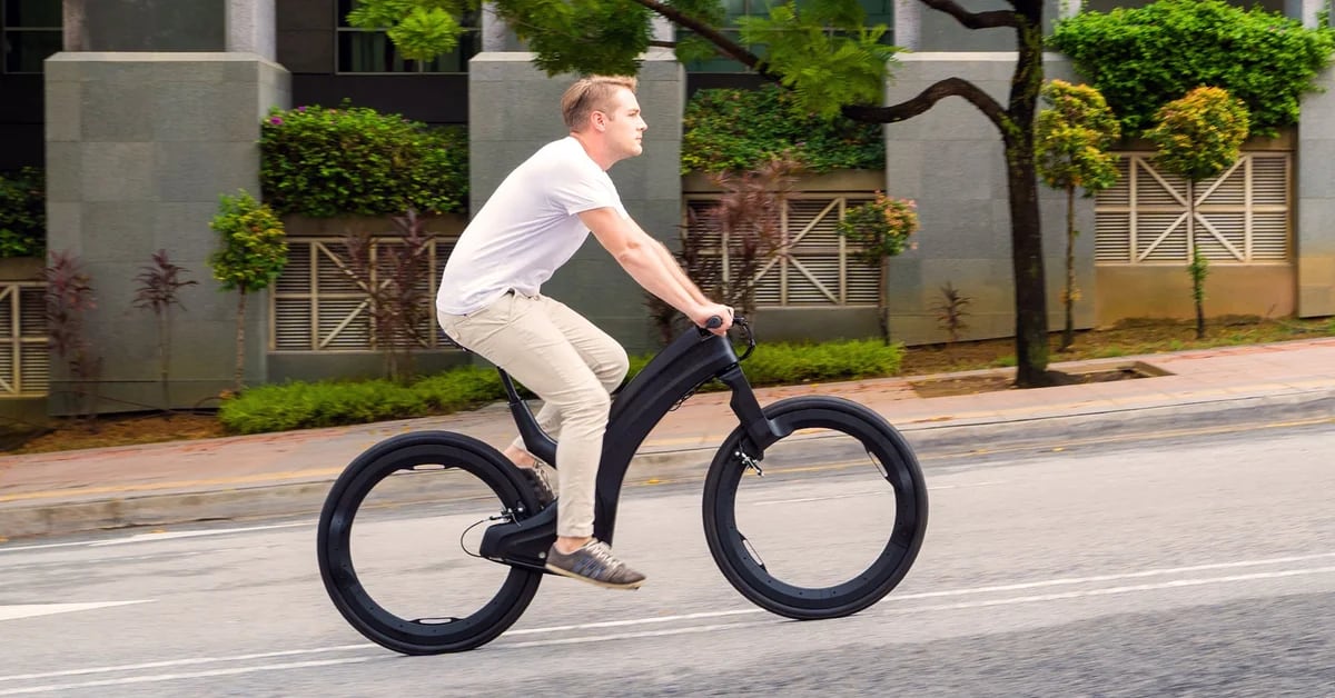 Cómo funciona la bicicleta eléctrica que no tiene rayos en sus ruedas