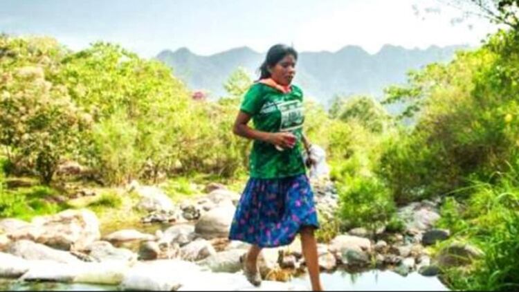 Lorena Ramírez es una de las afamadas corredoras rarámuris, ganó el Ultratrail de 50 km de Puebla en abril pasado y tiene diversos premios internacionales Foto: (Youtube)