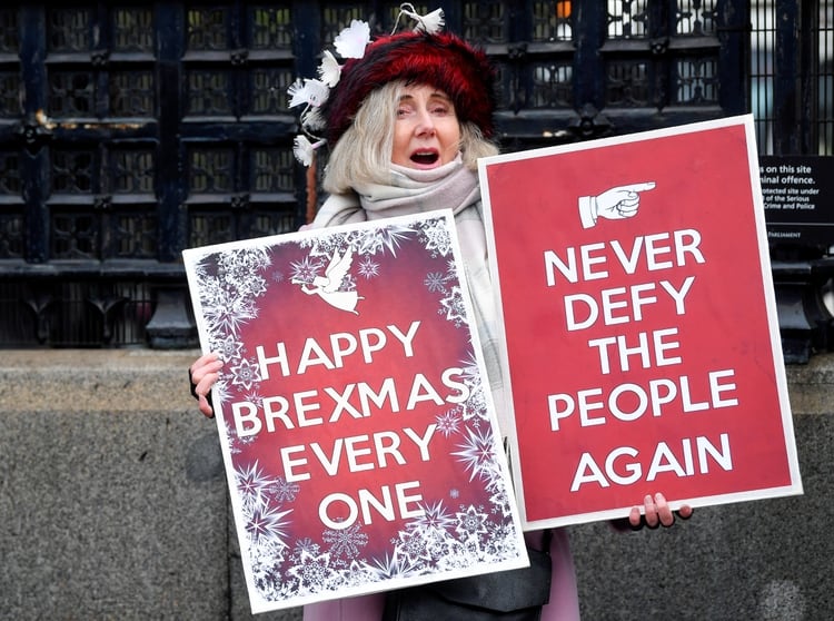 Una manifestante pro-Brexit con espíritu navideño frente al Parlamento en Westminster. REUTERS/Toby Melville