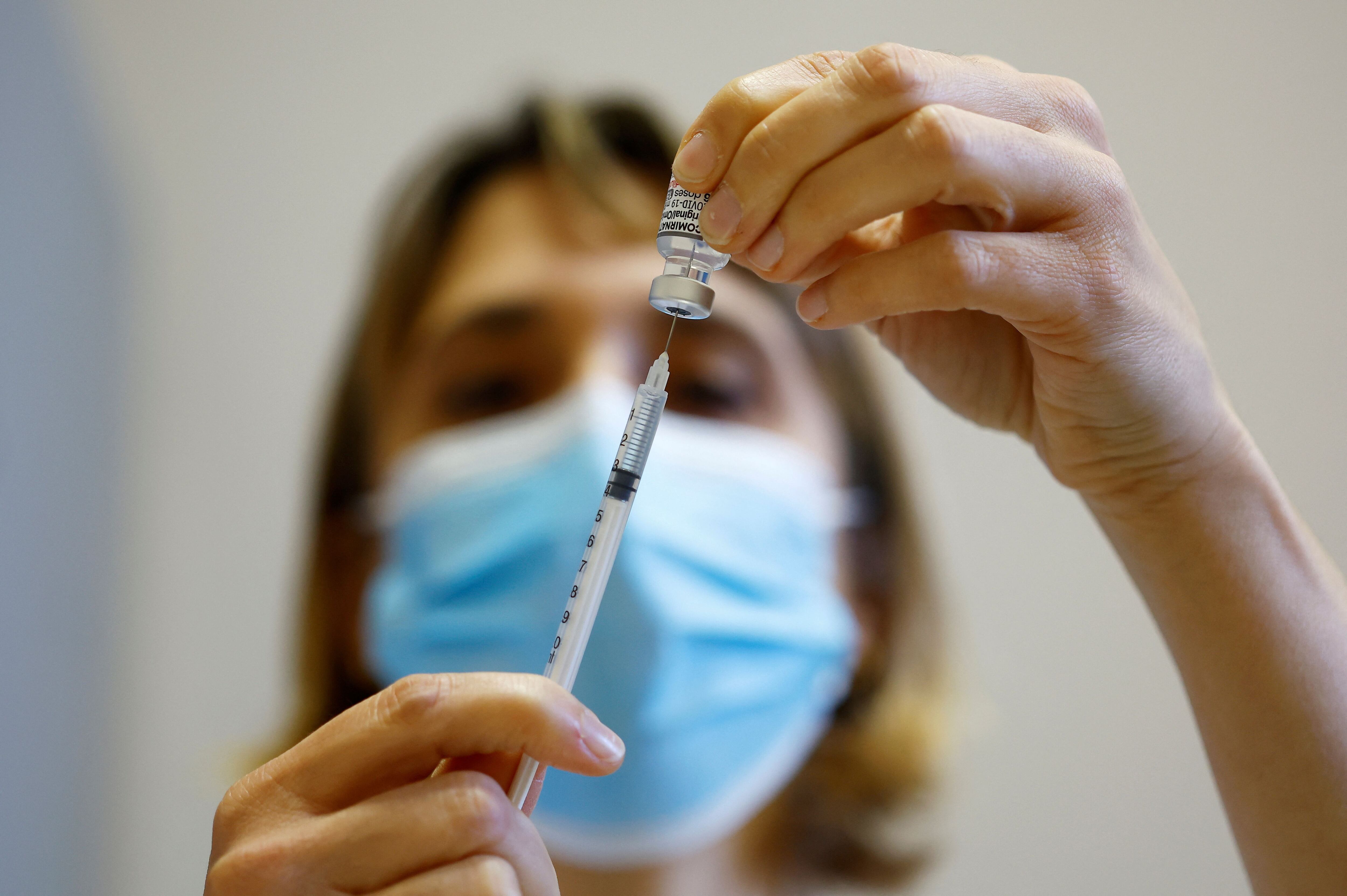 Al abanico de vacunas contra el COVID que han formado parte del plan estratégico de vacunación en Argentina, se le suman las dosis de vacunas bivalentes o bivariantes (REUTERS/Eric Gaillard)