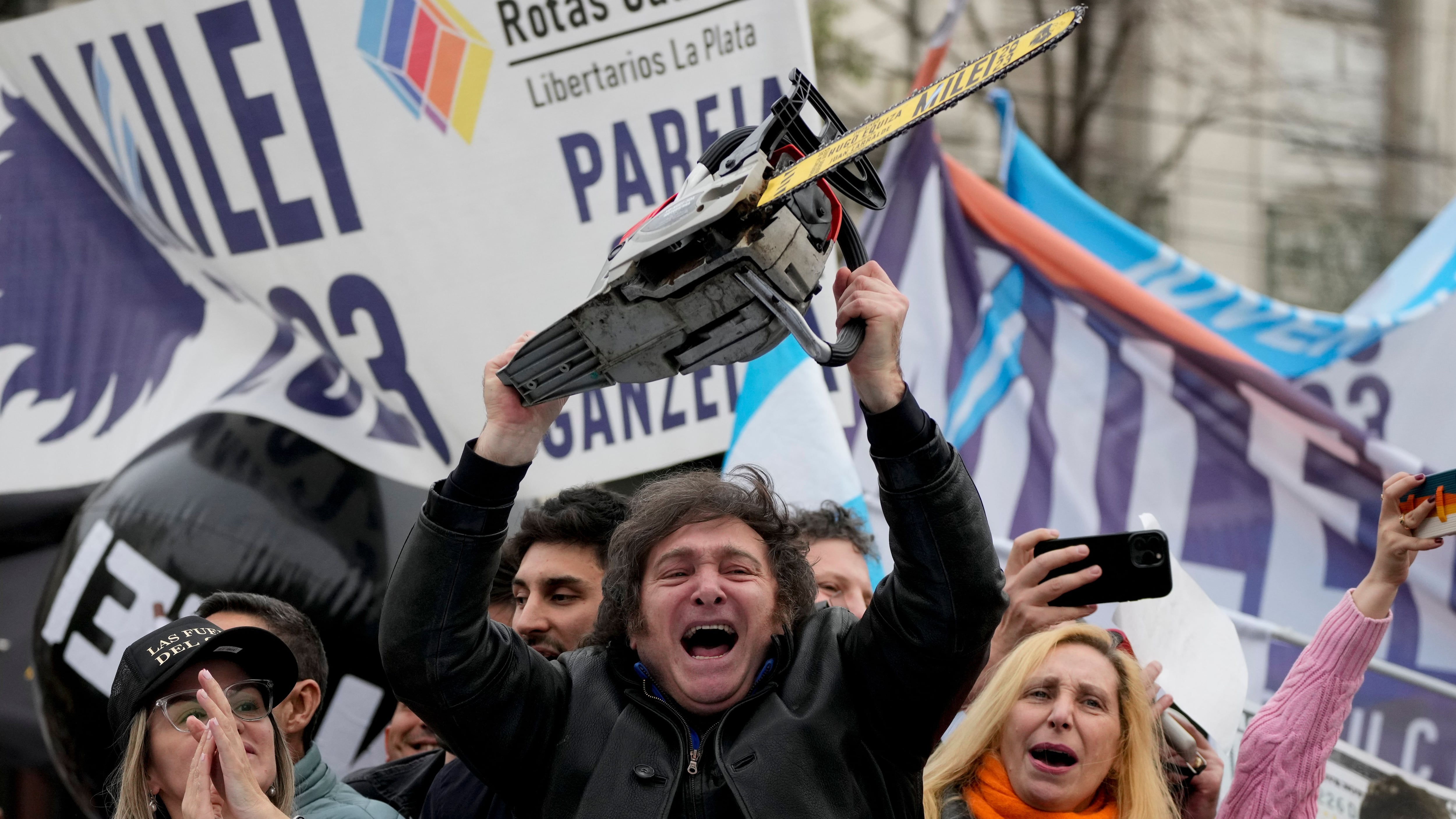 "Milei lo que hace es un upgrade de la comunicación de Macri que convierte al salto del bache y a los globistas en una motosierra”, aseguró Durán Barba (AP Foto/Natacha Pisarenko)