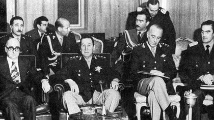 Juan Domingo Perón y Emilio Massera: el general pateó el tablero para nombrarlo jefe de la Armada (Indymedia Argentina)