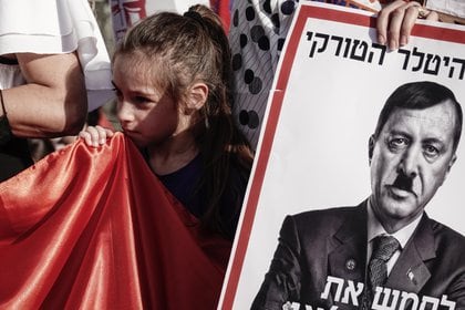 Manifestación de la comunidad armenia de Israel con un cartel en el que se burlan del presidente de Turquía, Recep Tayyip Erdogan. NIR ALON / ZUMA PRESS.