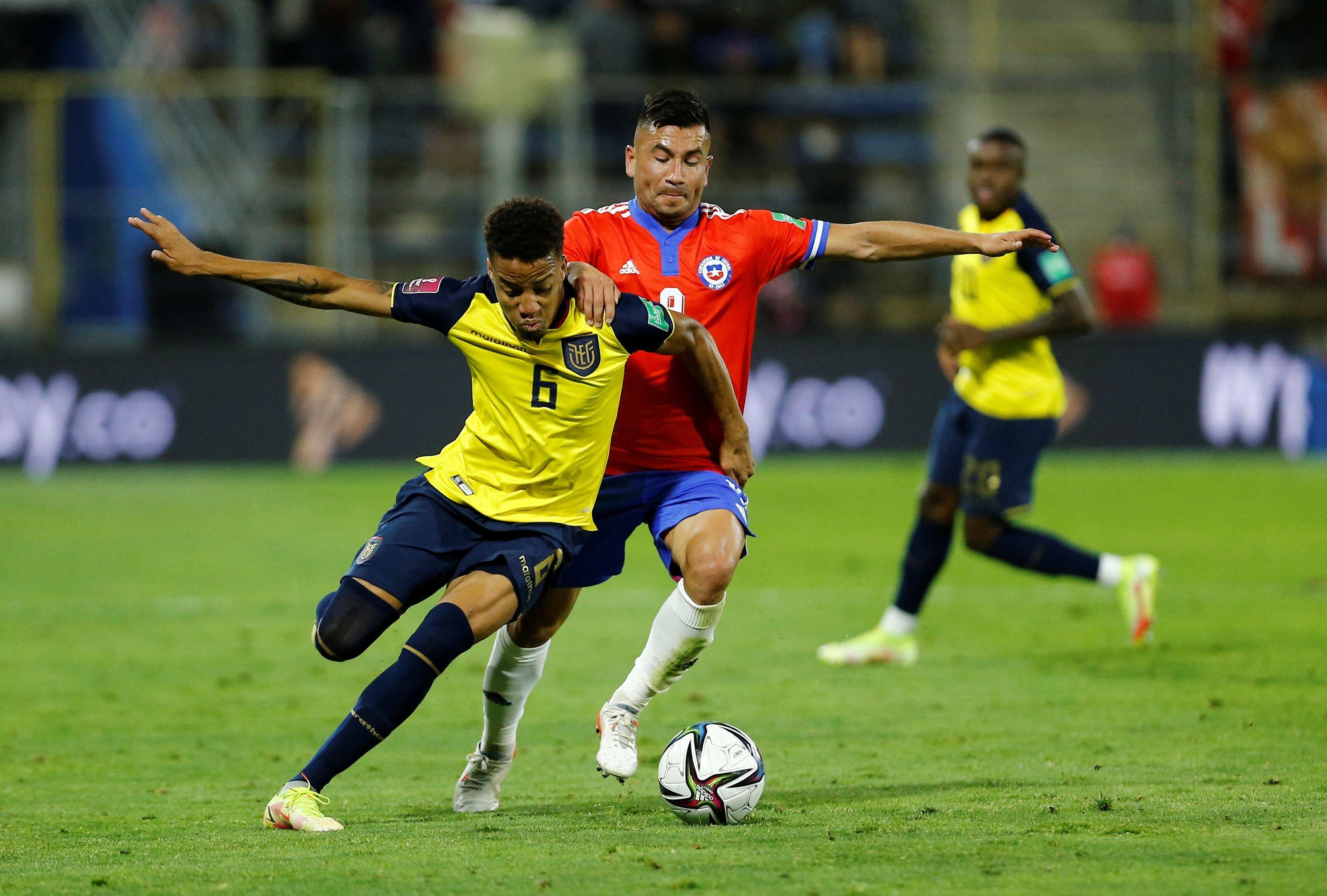 Byron Castillo jugó ocho partidos en las Eliminatorias, dos de ellos ante Chile (Reuters)
