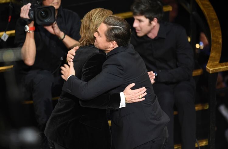 El abrazo de Brad Pitt y Leonardo DiCaprio 