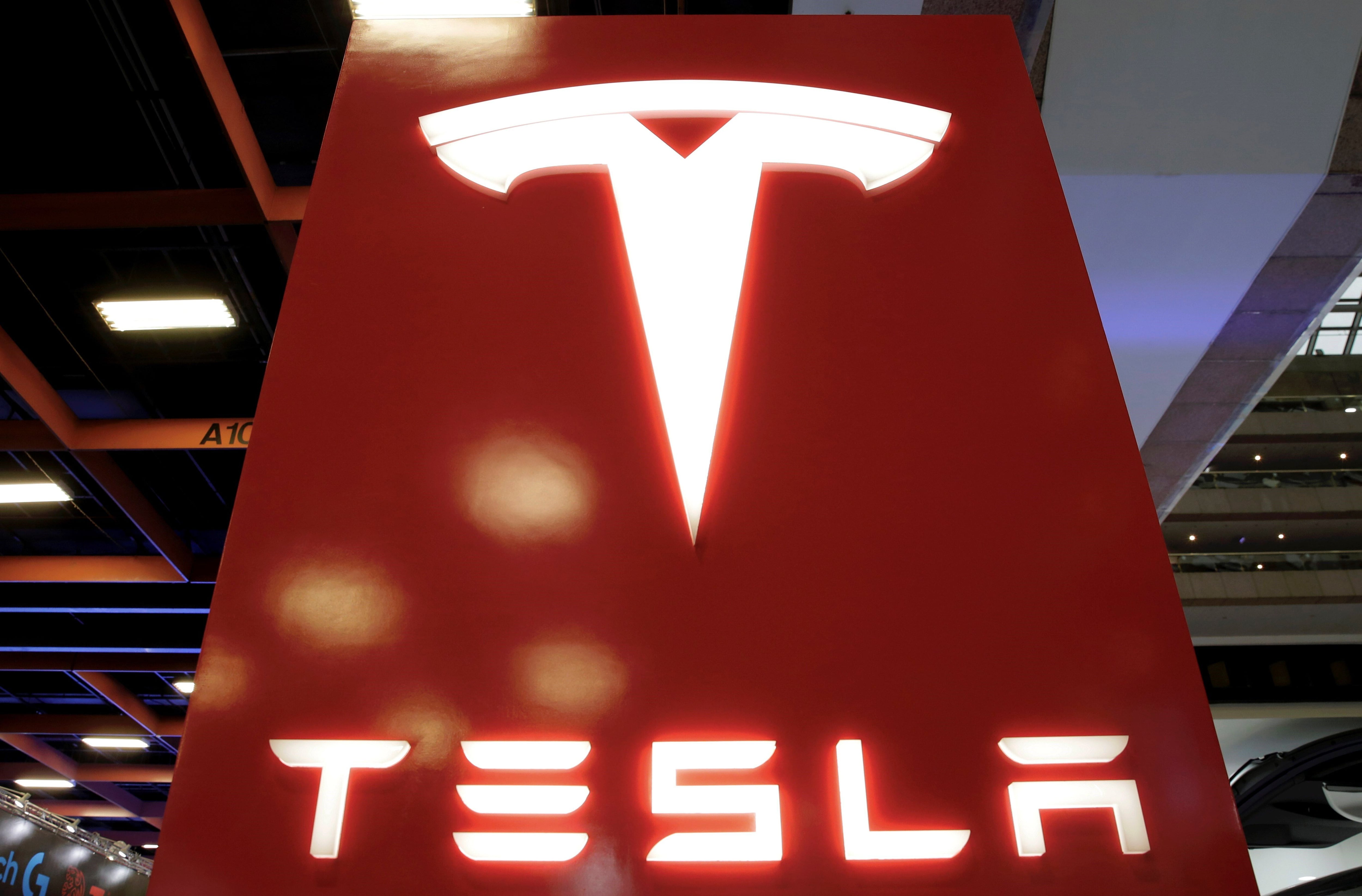 Fotografía de archivo del logo de Tesla. EPA/RITCHIE B. TONGO