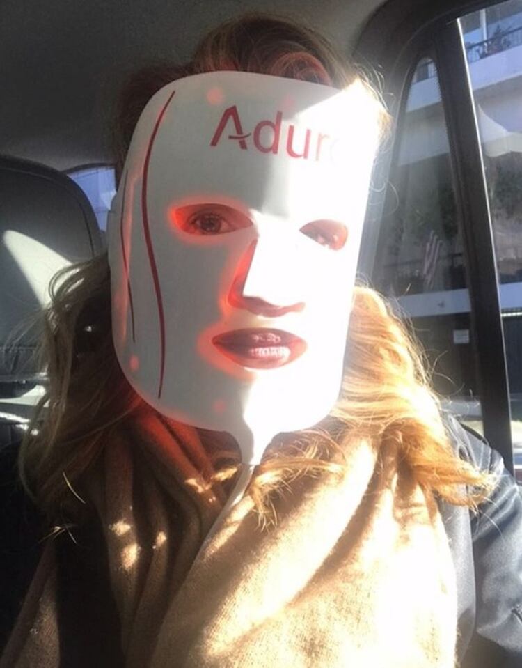 Julia detrás de una máscara LED