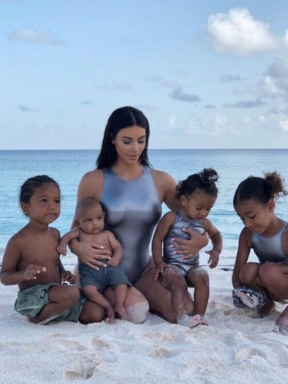 Kim Kardashian junto a sus cuatro hijos: North (7), Saint (5), Chicago (3), y Psalm (1)