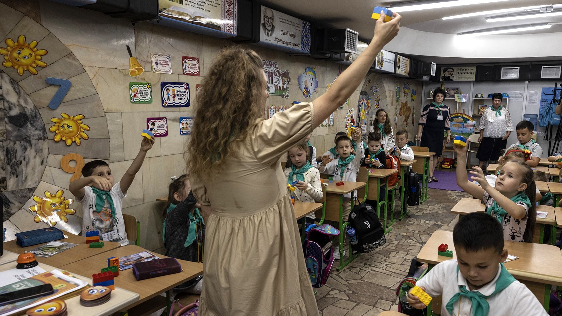 Hanna Neelova, de 43 años, enseña a sus alumnos de primer grado (Foto para The Washington Post de Heidi Levine)