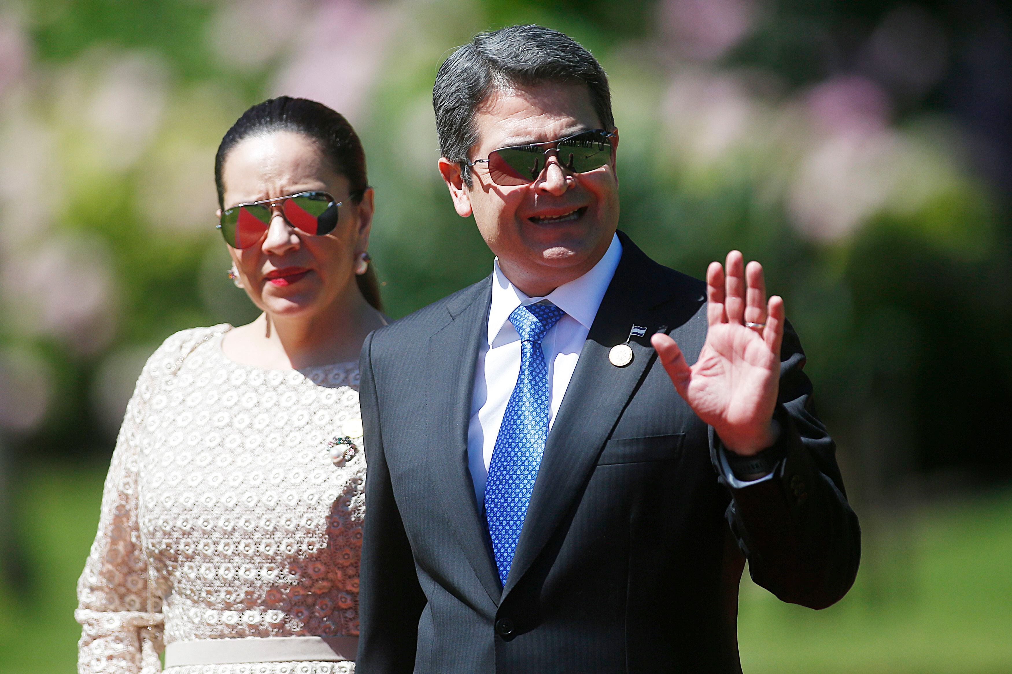 El expresidente de Honduras, Juan Orlando Hernández (d), y su esposa Ana García (i), en una fotografía de archivo. EFE/Esteban Garay