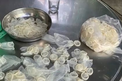 Los condones supuestamente usados se empacarían para la venta en la provincia de Binh Duong, Vietnam, el 10 de septiembre de 2020. La policía vietnamita dice que investigará una fábrica que se encontró reciclando alrededor de 320,000 condones usados para reventa. (VTV via AP)