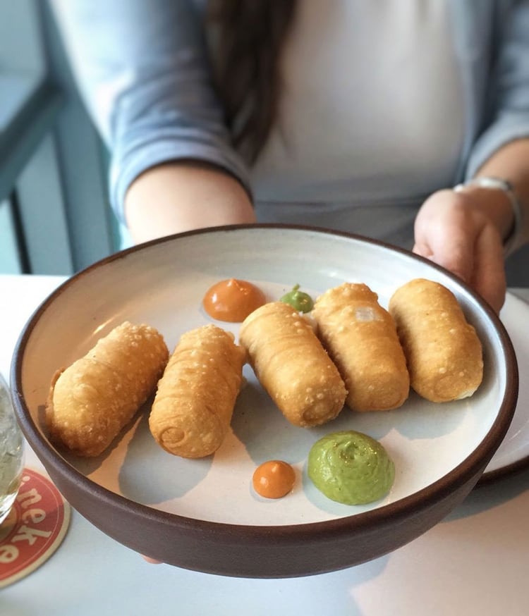 Ubicado en el moderno distrito de Brickell, Obra, el restaurante informal abierto todo el día sirve cocina con influencia latinoamericana (oidococina_magazine)