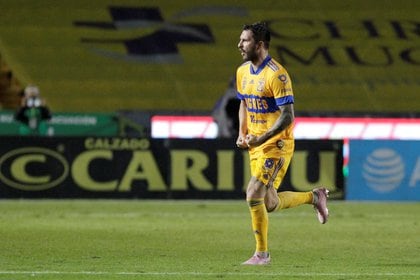 Afortunadamente para el defensa, los Diablos Rojos se encontraron con uno de los mayores obstáculos: el francés André-Pierre Gignac (Foto: Daniel Becerril / Reuters)