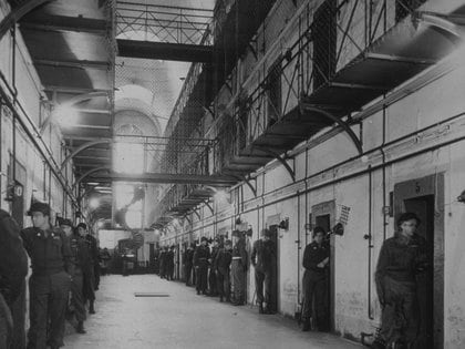 El ejército estadounidense custodia las celdas de la cárcel de Nuremberg, donde se encontraban los nazis Goering y Hess