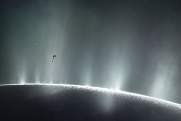 El estudio comenzó con los géiseres en el polo sur de Encélado, que expulsan al espacio partículas heladas a través de sus grietas en la superficie (Europa Press)