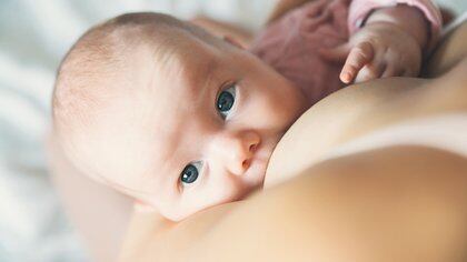 Durante la lactancia se observa la presencia de componentes psicoactivos del cannabis en la leche materna, identificándose también en las heces y orina de recién nacidos y lactantes