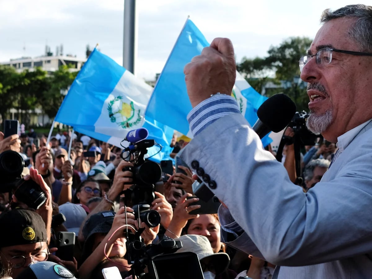 La Justicia de Guatemala suspendió el partido político del candidato Bernardo Arévalo tras su paso formal al balotaje - Infobae