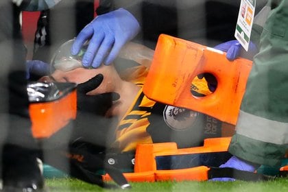 Raúl tuvo que irse con oxígeno, mientras que David Luiz volvió a la acción con una venda en la cabeza (Foto: Catherine Ivill / Reuters)