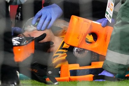 Raoul tuvo que salir con oxígeno, mientras que David Lewis volvió a la acción con una venda en la cabeza (Foto: Catherine Ivy / Reuters)