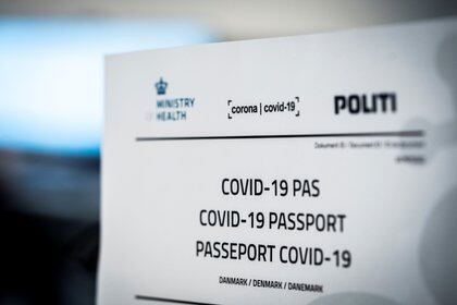 Dinamarca emitió el año pasado un "pasaporte COVID". La IATA busca el respaldo de la ONU para unificar criterios en una app (Reuters)