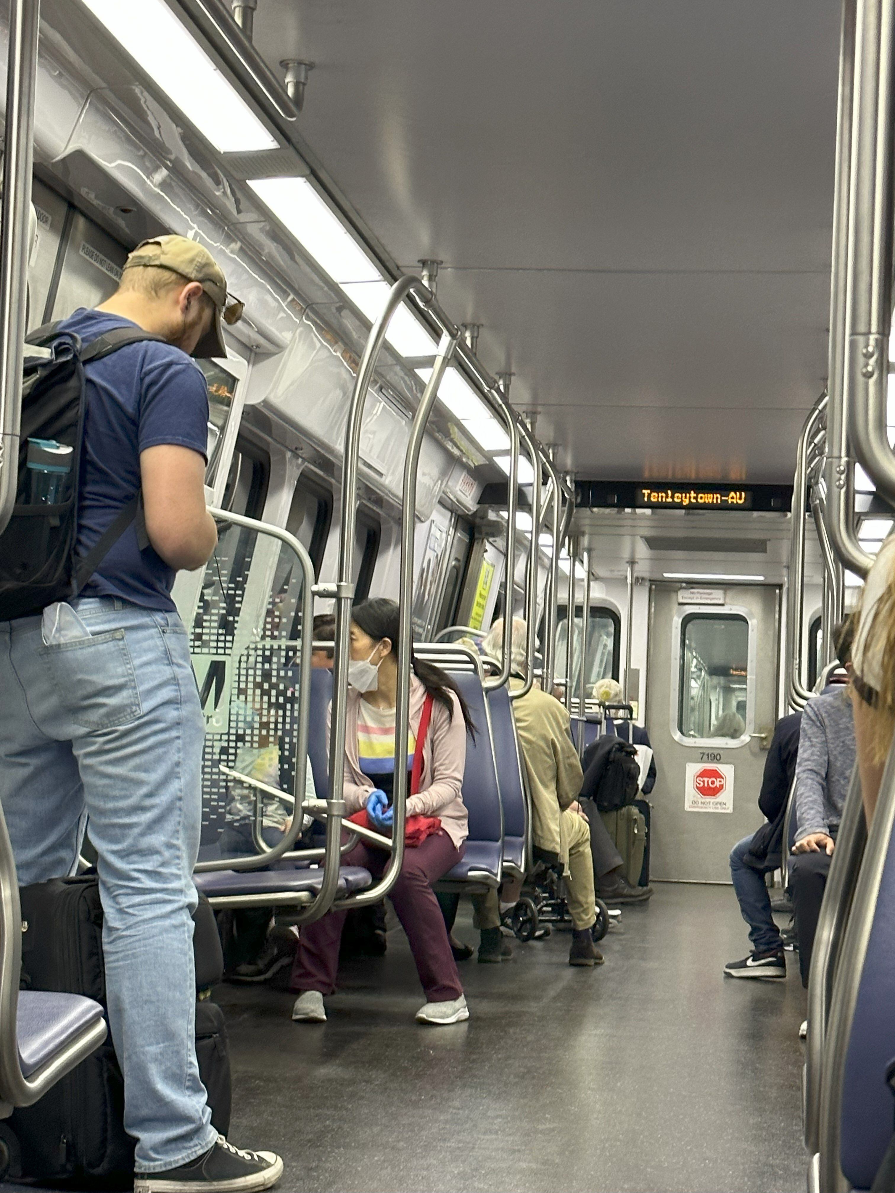 El metro de Washington, DC, tuvo este jueves menos movimiento del habitual. Mucha gente decidió quedarse haciendo teletrabajo por el humo (Foto: Gonzalo Ferreira)
