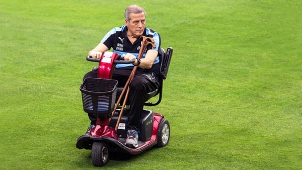 Tabárez se desplazaba en carros motorizados y usaba dos bastones en la Copa América (Reuters)