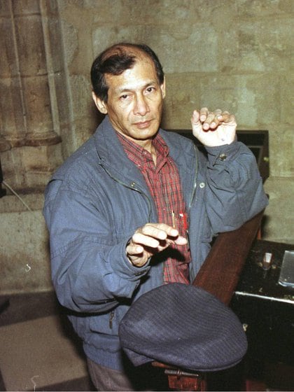 Charles Sobhraj durante su visita a París en 1997. Llegó casi convertido en una estrella y hasta fue a rezar a la catedral de Notre Dame (Austral Int/Shutterstock)