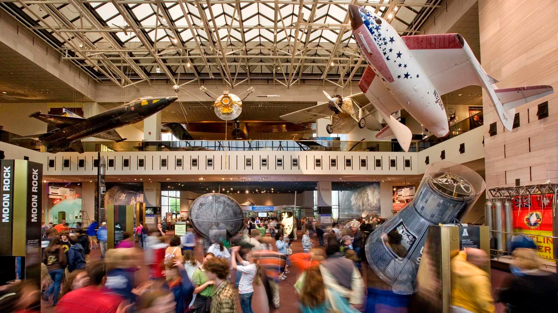El Museo Nacional del Aire y el Espacio (National Air and Space Museum) pertenece a la Smithsonian Institution