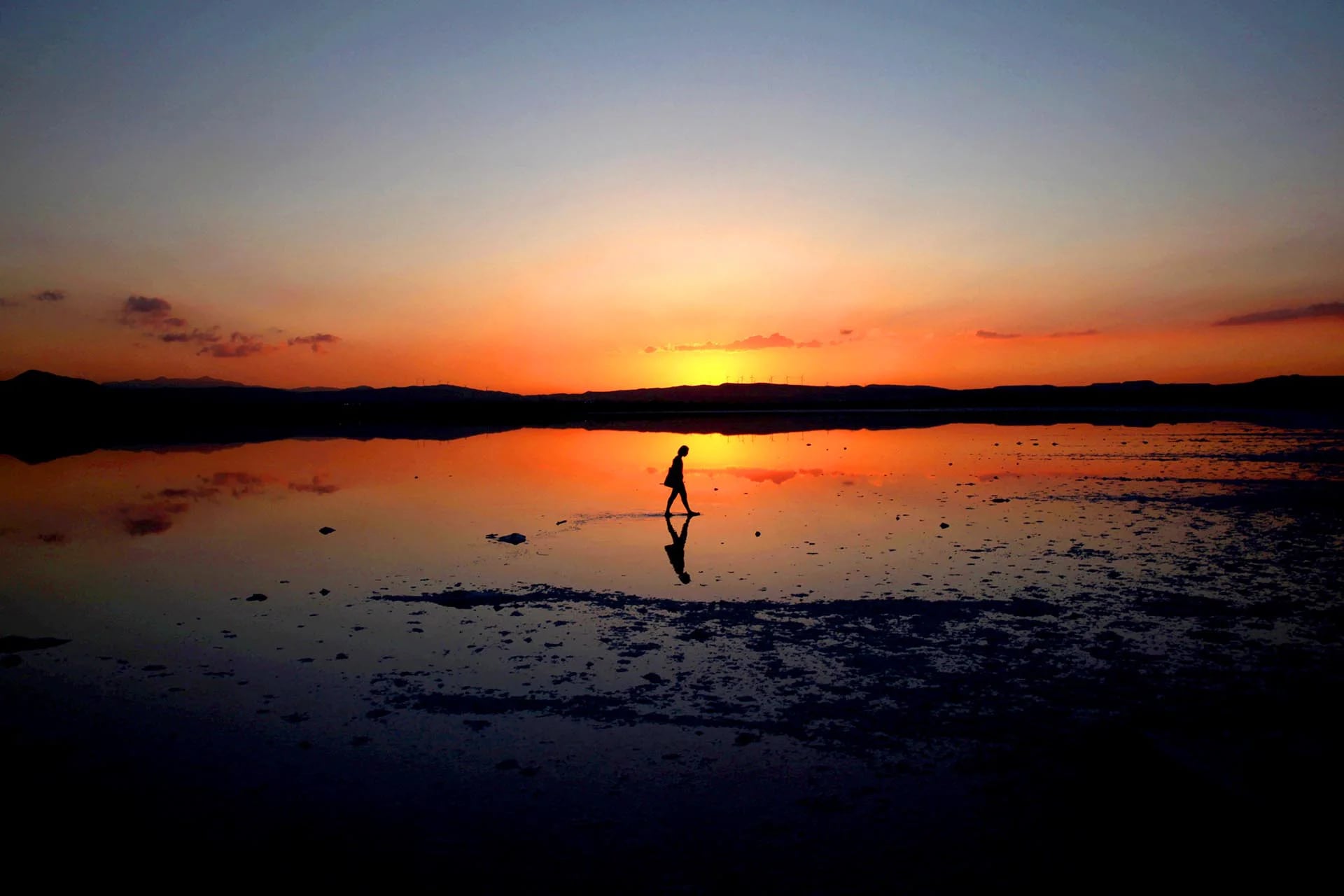Un turista camina en el lago Larnaca, Chipre