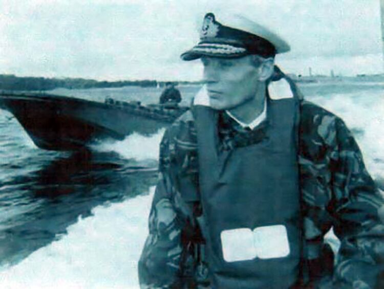 El comandante de la Fragata Avenger liderÃ³ las operaciones de repliegue de las tropas argentinas apostadas en BahÃ­a Fox y allÃ­ hallÃ³ el sable del militar