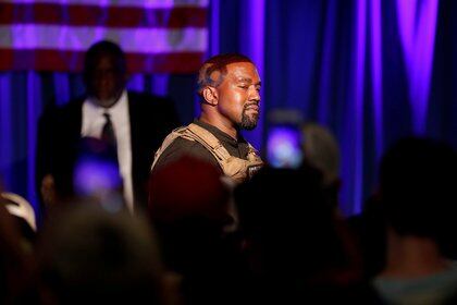 Kanye West mira al público durante el acto del domingo en North Charleston (REUTERS/Randall Hill/File Photo)