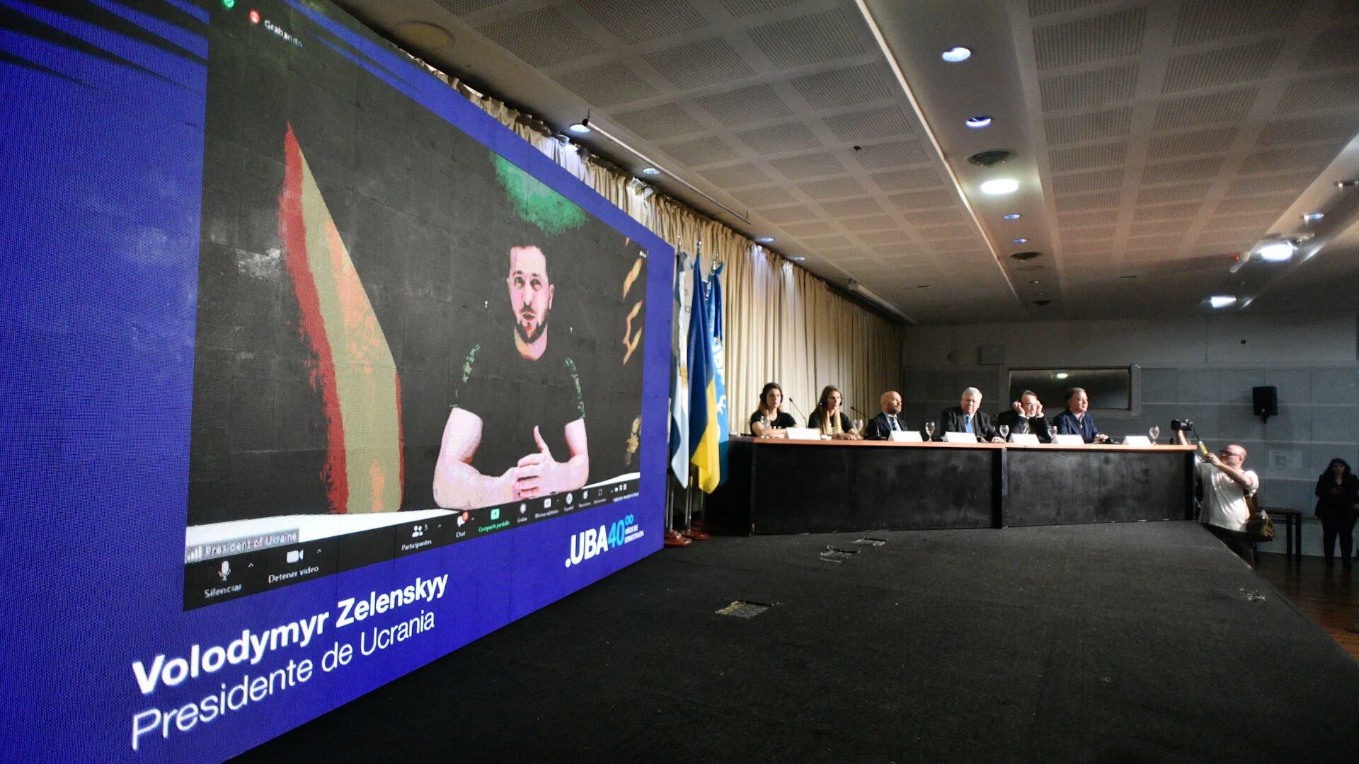 Zelensky ante estudiantes de la Universidad de Buenos Aires.