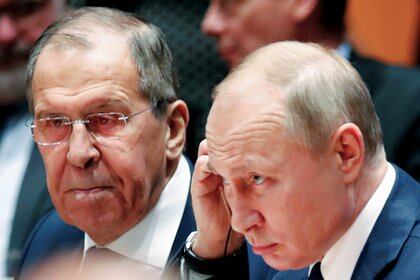 El presidente ruso Vladimir Putin y el ministro de Relaciones Exteriores, Sergei Lavrov (REUTERS/Hannibal Hanschke)
