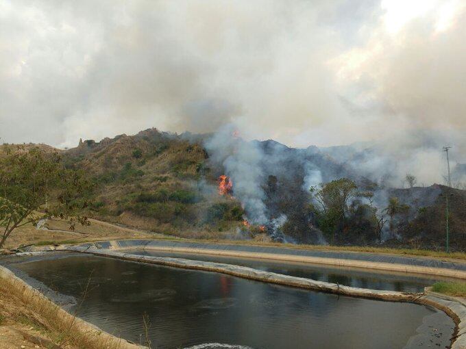Susto en Bucaramanga por un incendio al interior del relleno sanitario El Carrasco. Foto: RCN Radio Bucaramanga