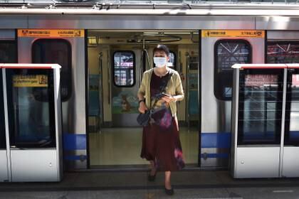 Una pasajera usa una máscara facial como precaución obligatoria para viajar en transporte público en medio del brote de coronavirus en una estación de metro en Taipei en Taiwán (Reuters)