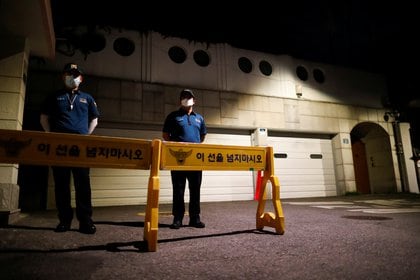 Oficiales de policía hacen guardia frente a la residencia del fallecido alcalde de Seúl, Park Won-soon, el 10 de julio de 2020 (REUTERS/Kim Hong-Ji)