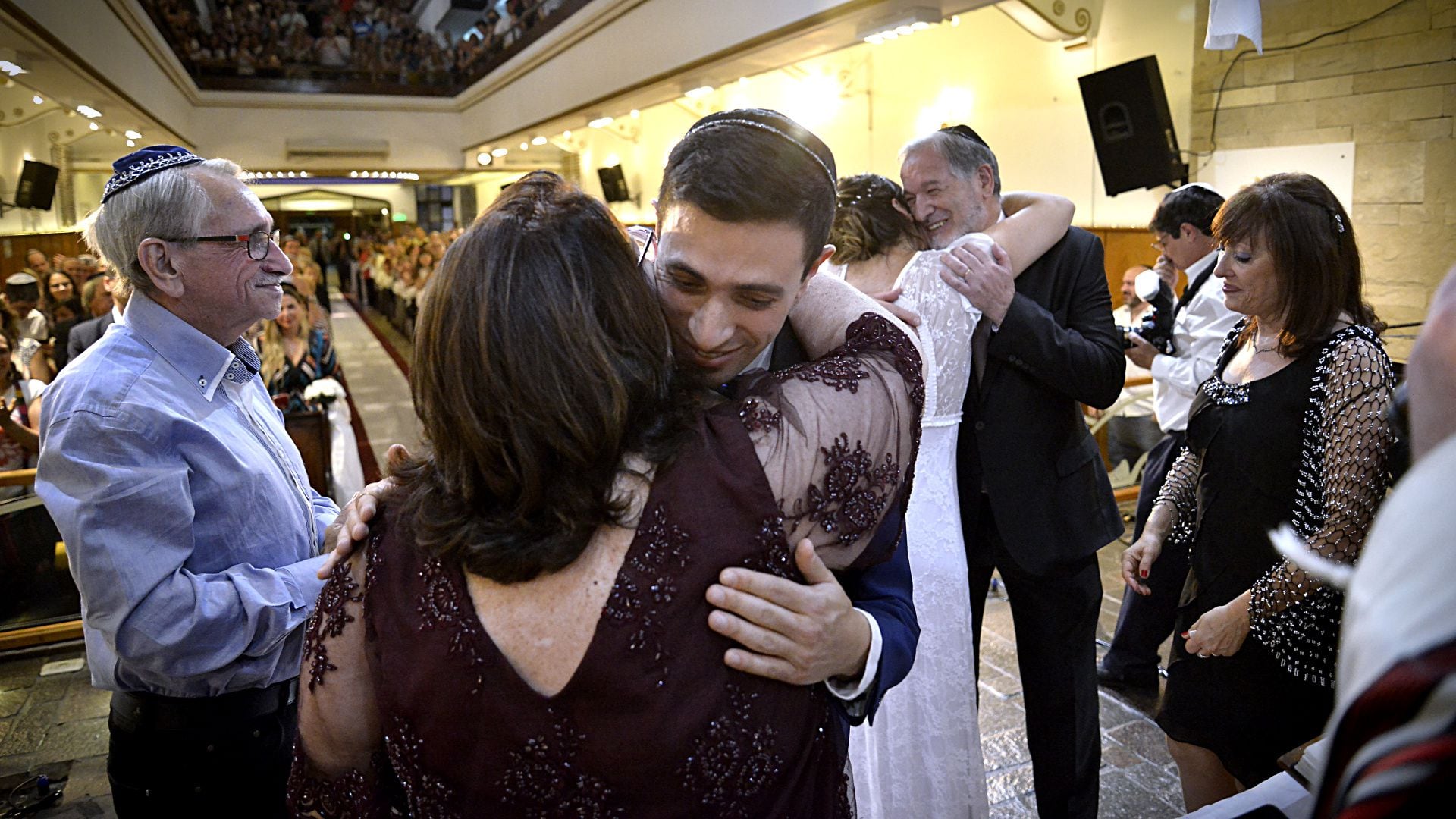 Los esposos saludan a sus familiares, luego de haber dicho el sí más importante