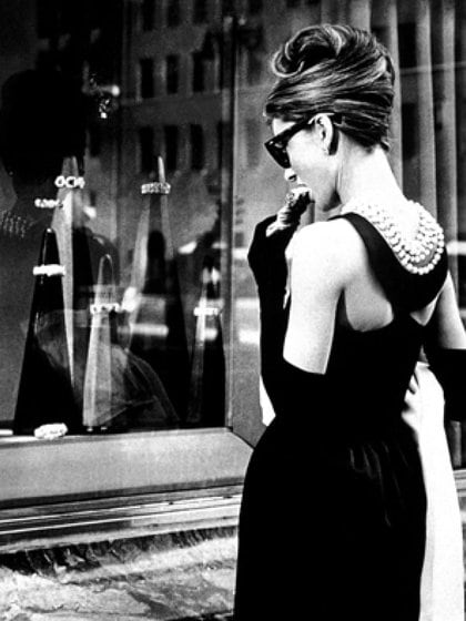 Transgresor y atrevido, originalmente el vestido diseñado por Hubert de Givenchy tenía una apertura en el muslo.  (Foto: Archivo)