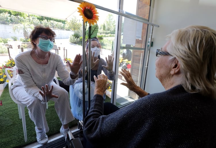 Una anciana residente de un hogar de mayores saluda a sus hijas durante una visita en Villeneuve-Loubet, France REUTERS/Eric Gaillard