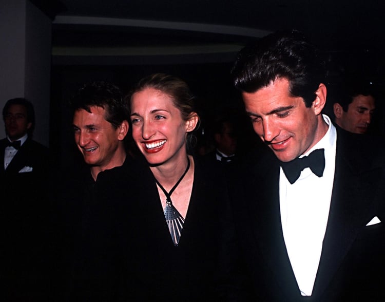 Carolyn Bessette y John John Kennedy murieron trágicamente en un vuelo cuando se dirigían a Martha’s Vineyard (Shutterstock)