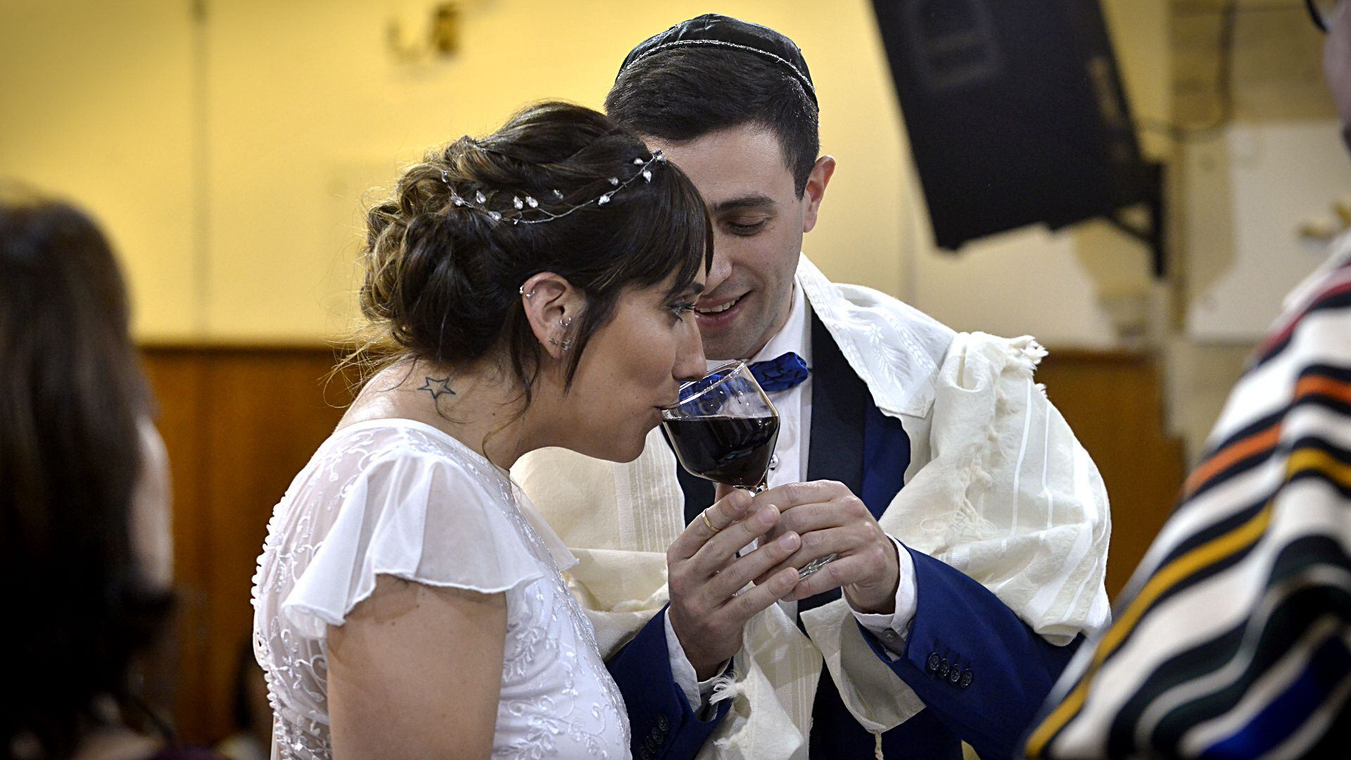 El joven matrimonio bebió de la tradicional copa de vino en dos momentos, uno previo a la consagración del matrimonio y una vez casados