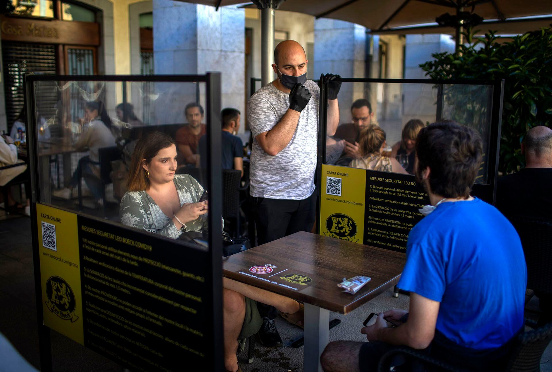 La terraza de un bar en Girona, Cataluña, España, que reabrió bajo las normas de la "nueva normalidad". (AP)